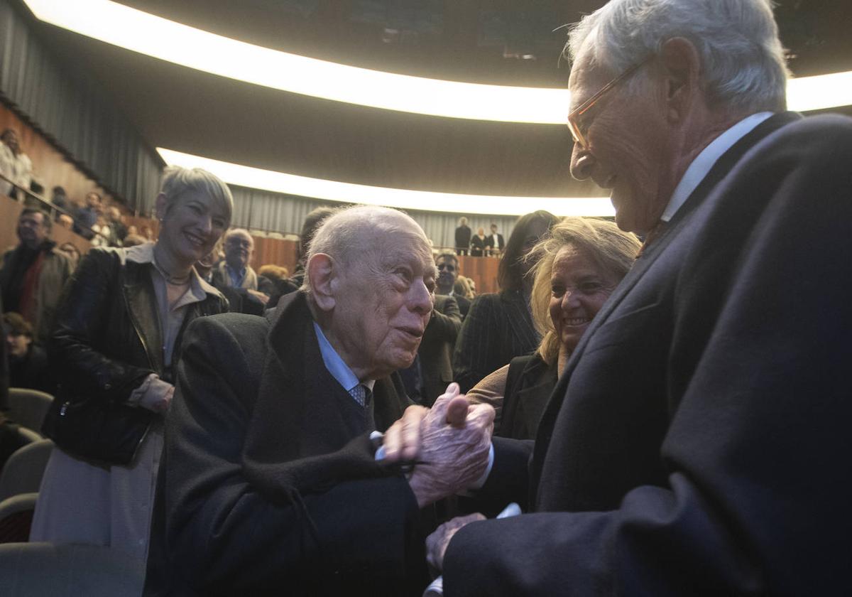 Jordi Pujol saluda a Xavier Trias el pasado 6 de febrero tras un acto electoral