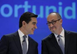 El presidente de BBVA, Carlos Torres, y el consejero delegado, Onur Genç