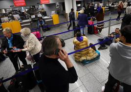 Los pasajeros esperan después de que una falla informática en Lufthansa provoque suspensiones masivas de los vuelos desde Fráncfort