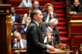 El ministro de Trabajo, Olivier Dussopt, presenta la reforma de las pensiones que ha desatado un enfrentamiento inédito en la Asamblea francesa