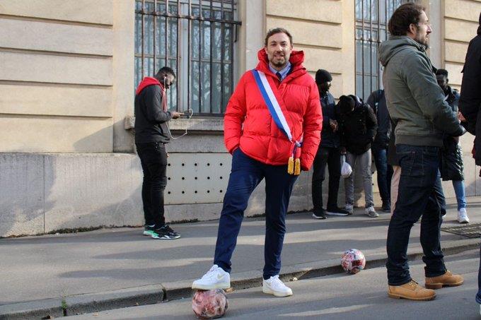 Thomas Porter pisa un balón con el retrato impreso del ministro de Trabajo francés.