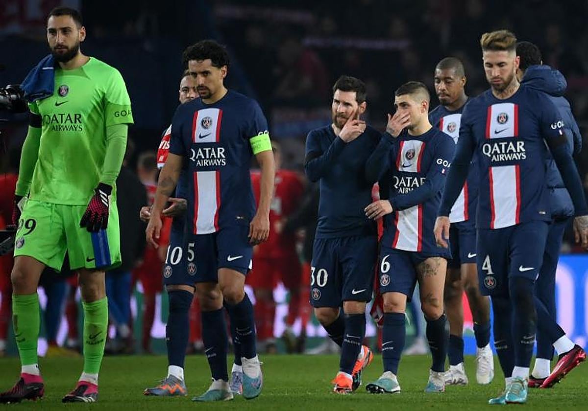 Los futbolistas del PSG, cabizbajos tras una nueva derrota europea