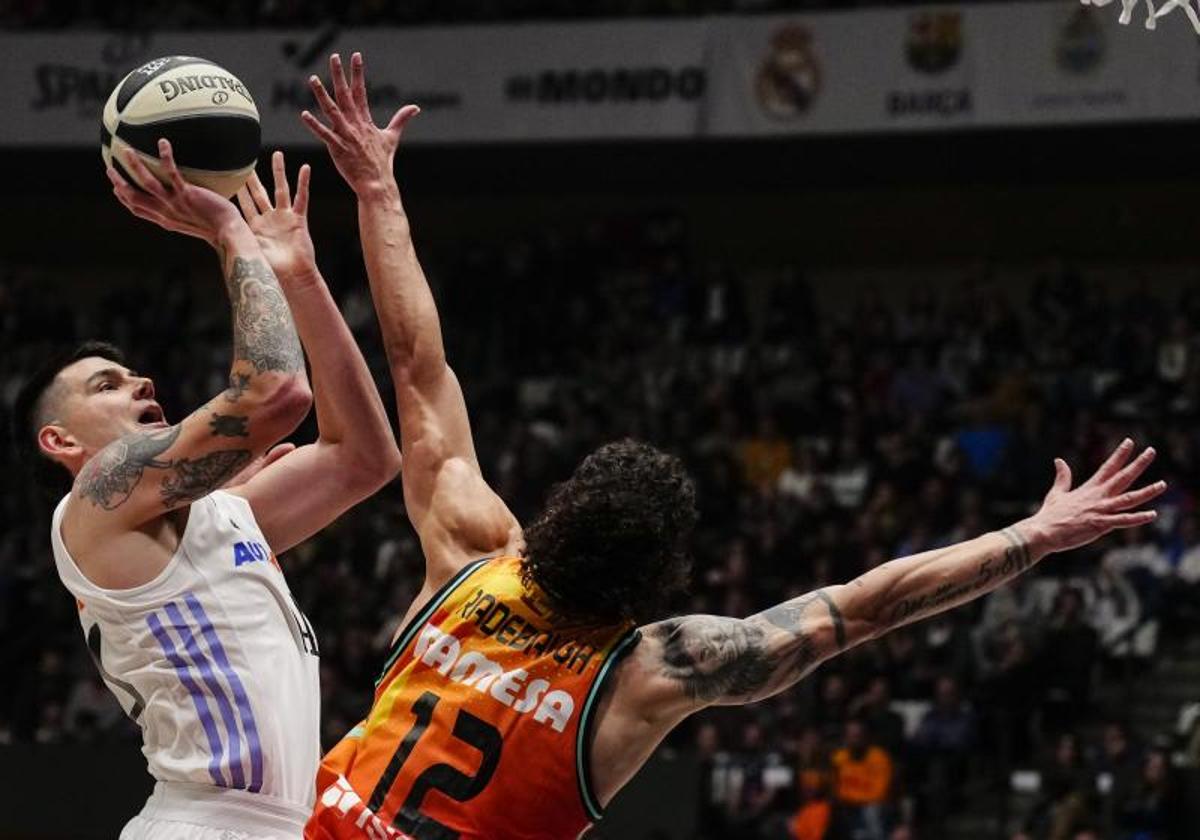 El Madrid sobrevive ante el Valencia en un duelo inaugural de infarto