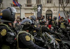 La Policía controla una marcha multitudinaria en Perú