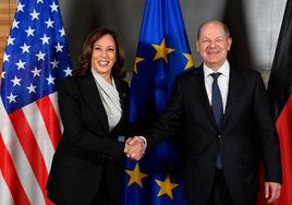 Kamala Harris y Olaf Scholz se estrechan las manos al comienzo de la Conferencia de Seguridad de Munich