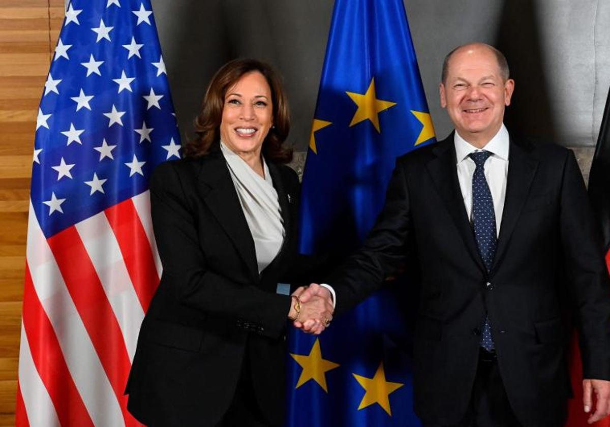 Kamala Harris y Olaf Scholz se estrechan las manos al comienzo de la Conferencia de Seguridad de Munich