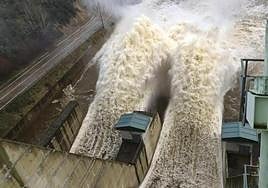 Embalse con central hidroeléctrica en Salamanca.
