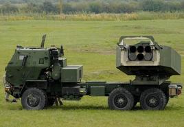 Un sistema de cohetes de artillería de alta movilidad M142 (Himars) participa en un ejercicio militar cerca de Liepaja