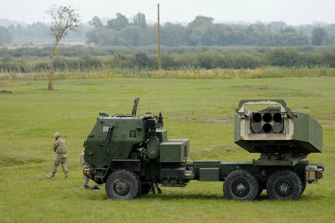 Un sistema de cohetes de artillería de alta movilidad M142 (Himars) participa en un ejercicio militar cerca de Liepaja