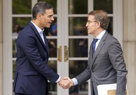 El presidente del Gobierno, Pedro Sánchez (izquierda), y el líder del PP, Alberto Núñez Feijóo.