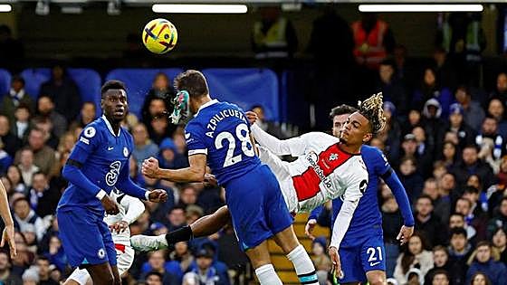 Azpilicueta da el susto y el Arsenal le toma la delantera al City