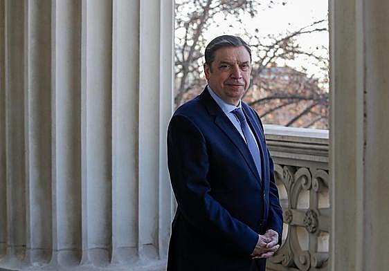 El titular de Agricultura, Luis Planas, en la sede del ministerio antes de la entrevista.