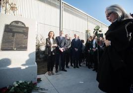 Acto del descubrimiento de una placa en el Paseo Marítimo Alcalde Blanco con los nombres de los fallecidos en el naufragio del Villa de Pitanxo