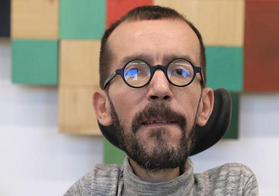 Pablo Echenique posa en su despacho del Congreso de los Dipuatdos.