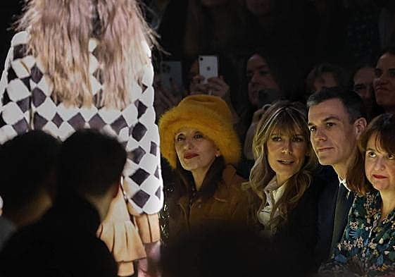 El presidente del Gobierno, Pedro Sánchez, conversa con su esposa el viernes en la Fashion Week Madrid.