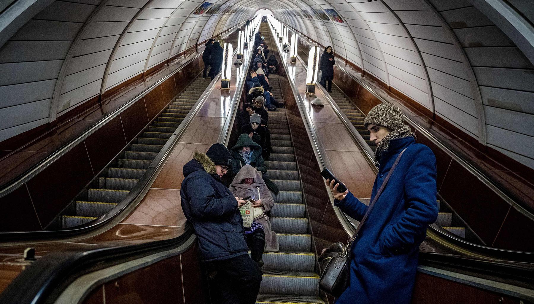 Imagen - Vecinos de Kiev se refugian en una estación de metro durante una alarma de ataque aéreo en la capital ucraniana el pasado día 10 de febrero.