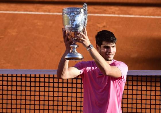 Carlos Alcaraz, candidato a los Laureus, posa con el trofeo de ganador en Buenos Aires.