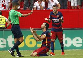 El jugador del Barça Sergio Busquets protesta al árbitro durante un partido de la liga en octubre de 2015.