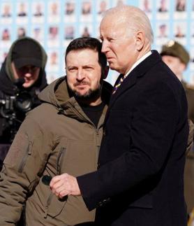 Imagen secundaria 2 - Biden desafía a Putin desde Ucrania y advierte que «Estados Unidos está aquí para quedarse»