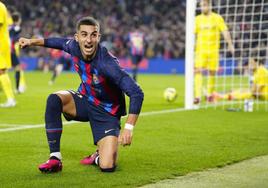 Ferran Torres celebra el primer gol ante el Cádiz, obra de Sergi Roberto.