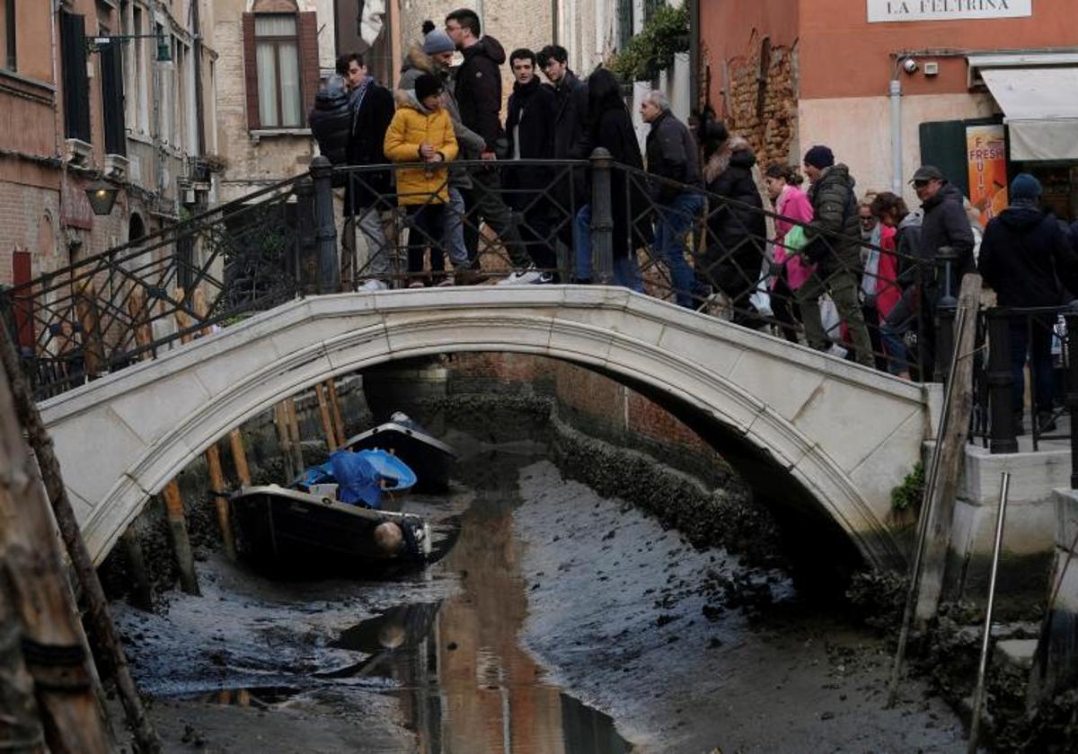 Imagen de uno de los canales durante la bajamar en Venecia.