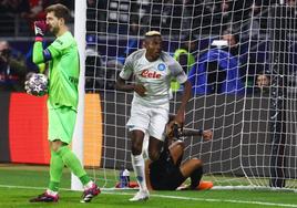 Victor Osimhen festeja su gol al Eintracht.