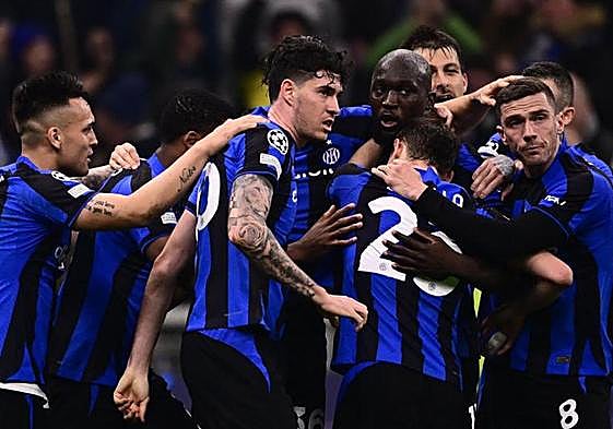 Los jugadores del Inter celebran con Lukaku (c) el gol de la victoria ante el Oporto.
