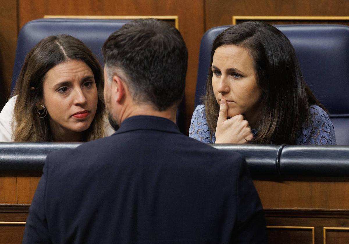 Irene Montero e Ione Belarra dialogan con Gabriel Rufián en la sesión de control de este miércoles en el Congreso.