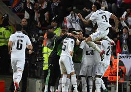 Los jugadores del Real Madrid celebran uno de los cinco goles logrados el martes en Anfield.