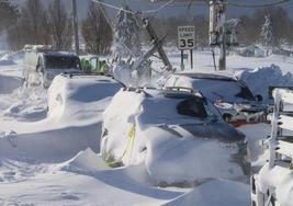 Los coches permanecen enterrados en la nieve por la tormenta invernal de Estados Unidos.
