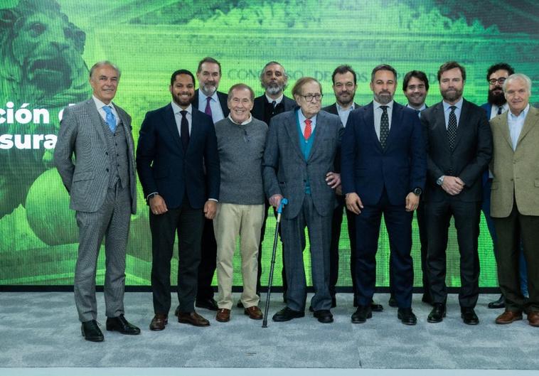 Ramón Tamames (centro), en la sede de Vox junto a Santiago Abascal y otros dirigentes de la formación.