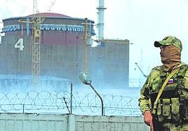 Un soldado ruso vigila los exteriores de la central nuclear de Zaporiyia, la de mayores dimensiones de toda Europa.