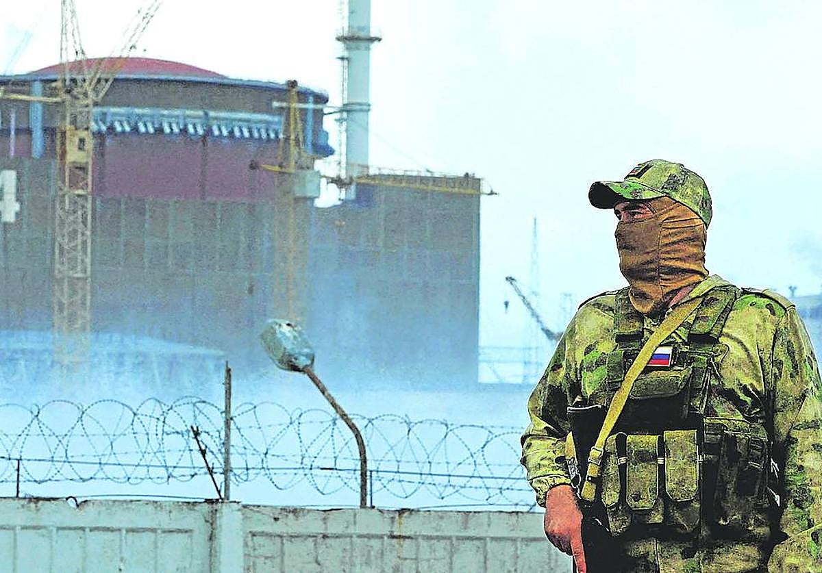 Un soldado ruso vigila los exteriores de la central nuclear de Zaporiyia, la de mayores dimensiones de toda Europa.