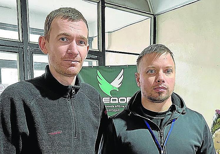 Oleksei Melnichuk y Sergei Godin, ingenieros de la planta.