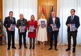 Yolanda Díaz (c.), junto a los interlocutores sociales.