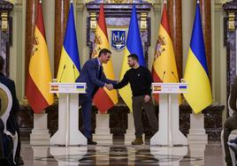 Sánchez junto al presidente ucraniano, Volodimir Zelenski, este jueves en Kiev