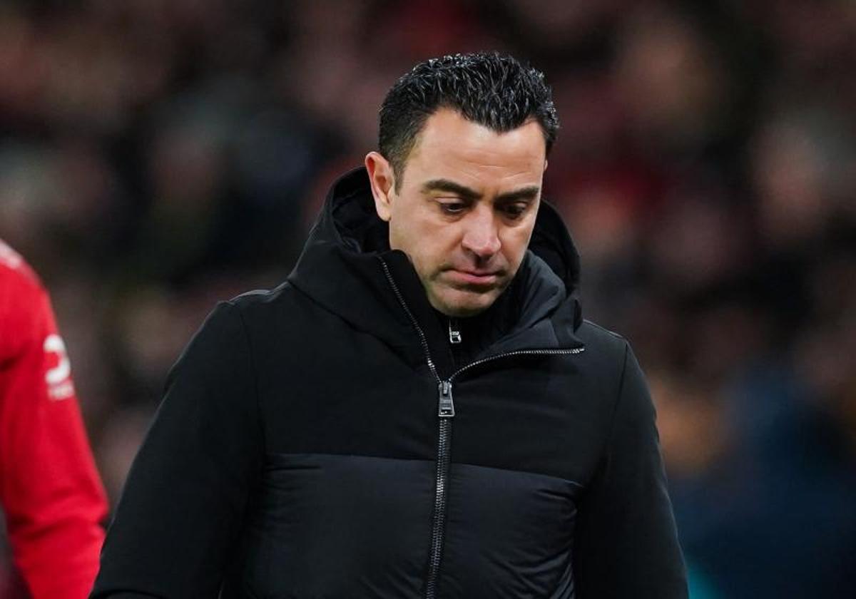 Xavi Hernández, hundido tras la eliminación del Barça de la Europa League.