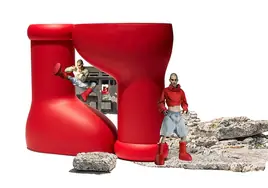 Imagen promocional de las populares botas rojas en la página web de MSCHF.