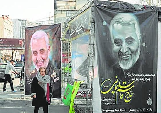 Murales colocados en Teherán con el rostro de Soleimani tras su muerte en 2020.