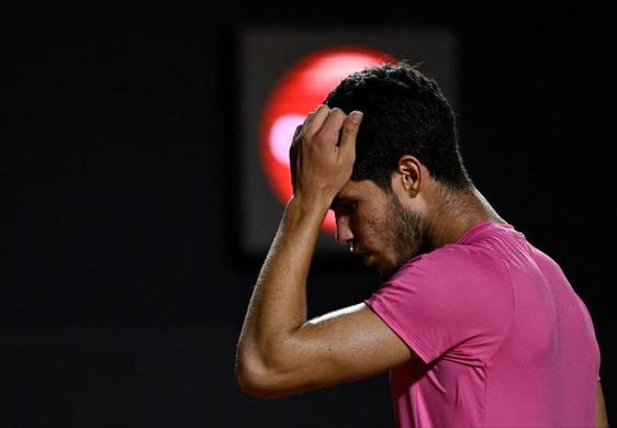 Carlos Alcaraz, preocupado durante la final en Río de Janeiro.