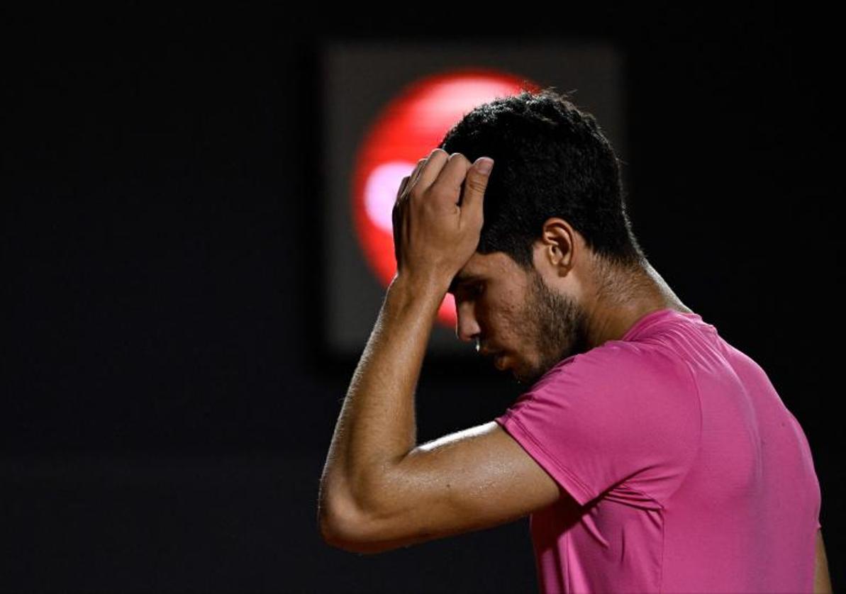 Carlos Alcaraz, preocupado durante la final en Río de Janeiro.