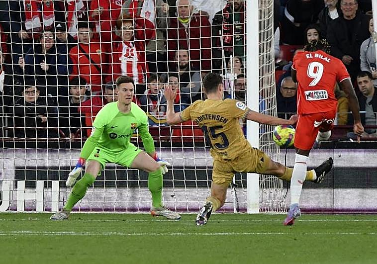 El Barça naufraga en Almería y reabre la Liga