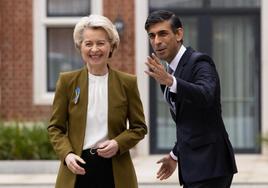 Sunak recibe a Von der Leyen a su llegada a Windsor.