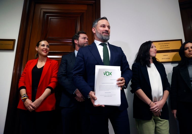 El presidente de Vox, Santiago Abascal, formaliza este lunes en el Registro del Congreso de los Diputados en Madrid una moción de censura contra Pedro Sánchez.