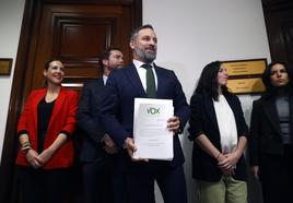 El presidente de Vox, Santiago Abascal, formaliza este lunes en el Registro del Congreso de los Diputados en Madrid una moción de censura contra Pedro Sánchez.