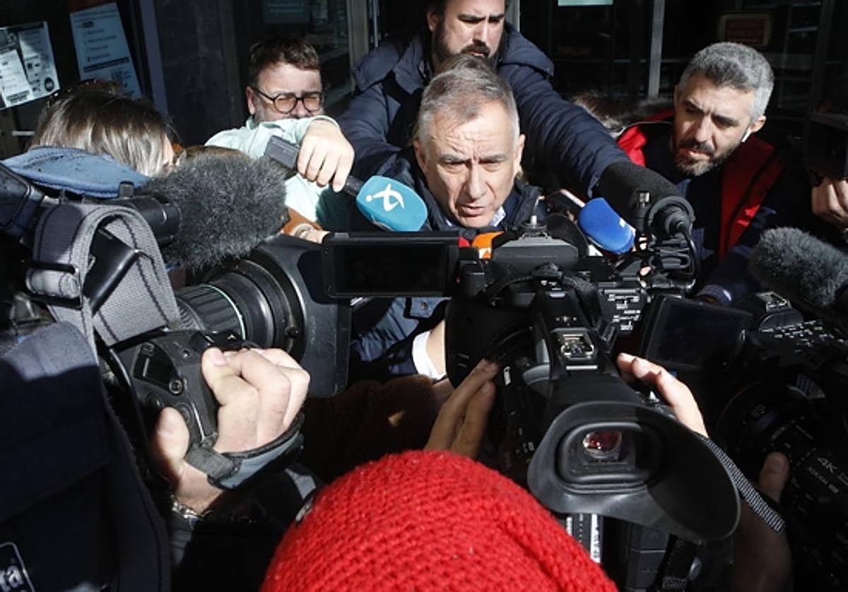 Momento en el que José Polo, dueño de Atrio, atiende a los medios de comunicación tras prestar declaración.