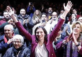 Elly Schlein, con los brazos en alto, celebra su victoria en las primarias del Partido Democrático italiano.