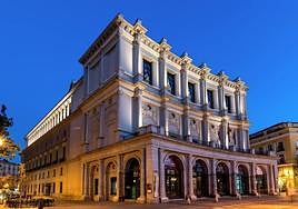 Fachada principal del Teatro Real en la Plaza de Oriente de Madrid.