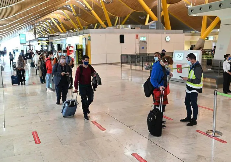 Viajeros en el aeropuerto de Barajas en 2022.