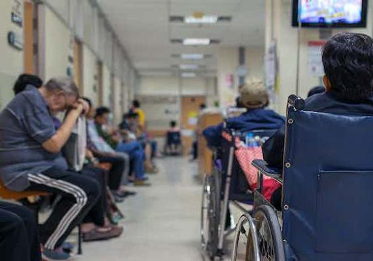 Pacientes esperan ser atendidos en las urgencias de un hospital.